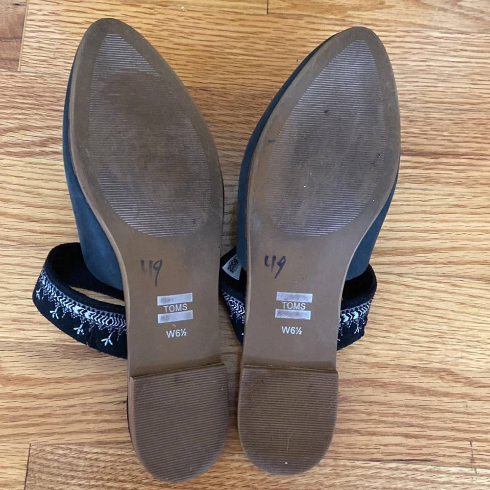 Tom’s “Jutti” Slip on Black Nubuck Mule Flats w Embroidered Strap.